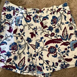 Liz Claiborne White and Blue Floral Women Shorts